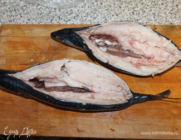 Скумбрию разрезать вдоль спинки, вытащить внутренности, отрезать плавники. Аккуратно, чтобы не прорезать брюшко.