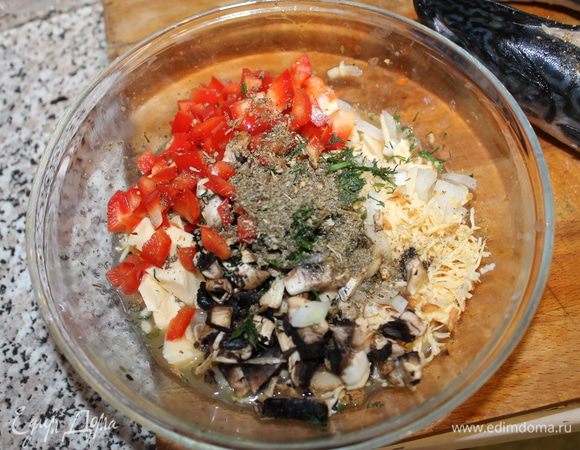 Грибы, лук, болгарский перец нарезать кубиками, зелень (укроп, петрушка, кинза) измельчить, смешать в чашке. Сыр натереть на крупной терке, половину добавить в чашку, всыпать пряности. Перемешать, начинить рыбу. Сверху посыпать оставшимся сыром.