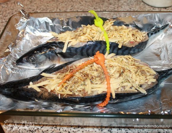 Рыбу стянуть кулинарными зажимами или обвязать нитками. Поставить запекаться в духовой шкаф при температуре 200°С или аэрогриль на 40 минут. Сыр должен зажариться. 