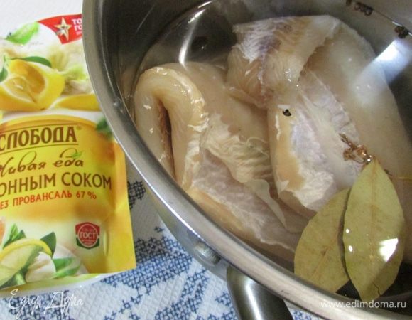 Филе судака отварить в воде с добавлением соли и специй (перец горошком, душистый перец и лавровый лист). Дать остыть рыбе в этом бульоне.