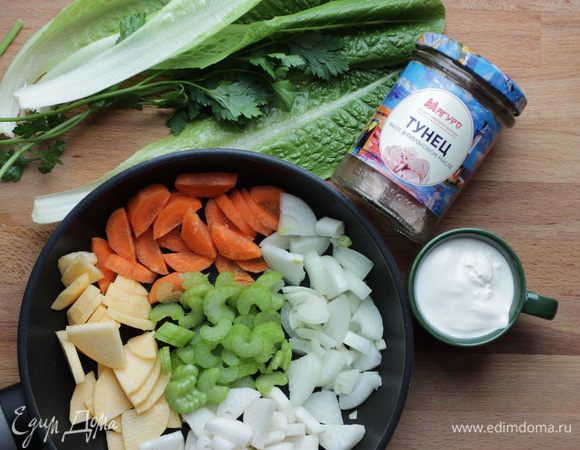 Коренья и зелень вымыть, очистить. Нарезать средними дольками репу, дайкон, морковь, лук и сельдерей.