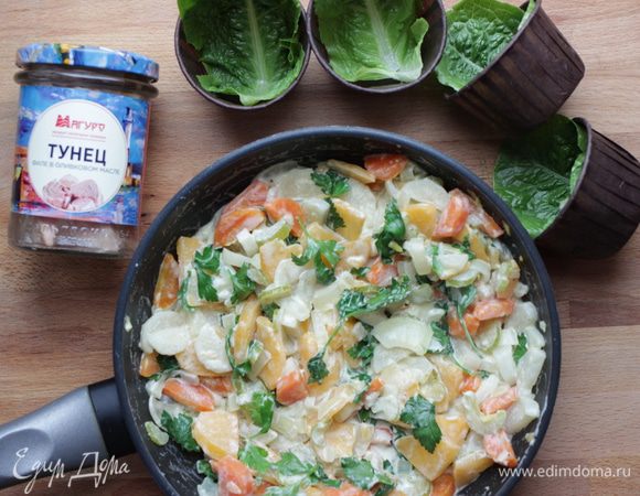 Влить в сковороду сливки и добавить петрушку, подержать на слабом огне 3 — 4 минуты. Тем временем подготовить посуду (или, как у меня, порционные стаканчики) для сервировки, выстелив дно листьями салата.