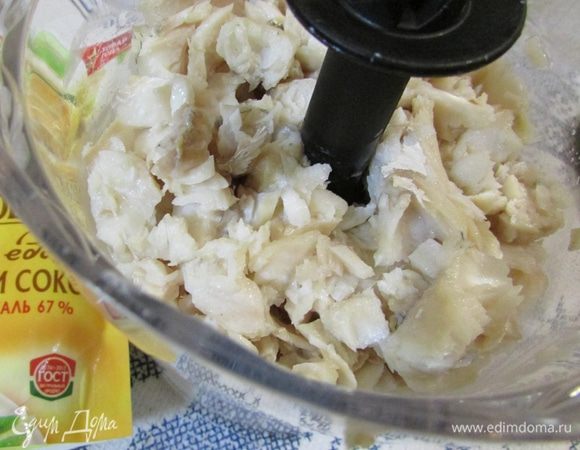 Разобрать рыбу на кусочки, удаляя мелкие косточки. Затем пробить рыбу в блендере до состояния пюре. Добавить лимонный сок и перемешать.