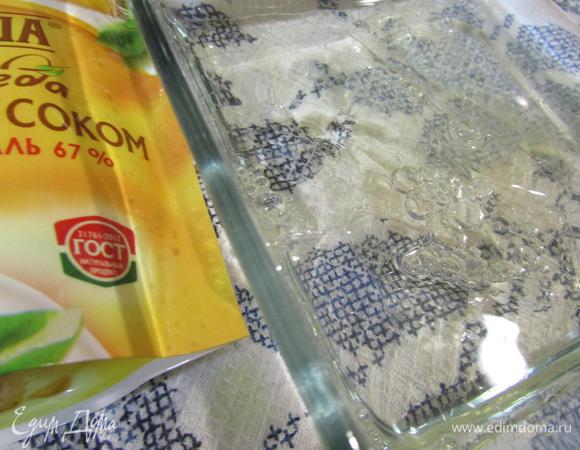 Листовой желатин замочить в ледяной воде.