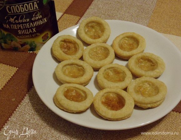 Готовые волованы остудить, серединку хорошо вдавить пальцем.