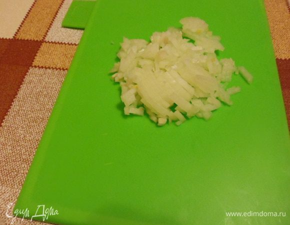 Готовим начинку. Лук мелко нарезать.