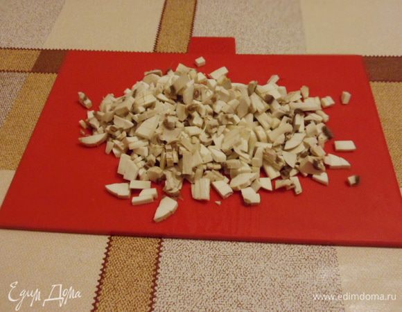 Режем шампиньоны кусочками.