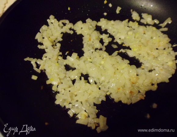 Лук обжарить до прозрачности.