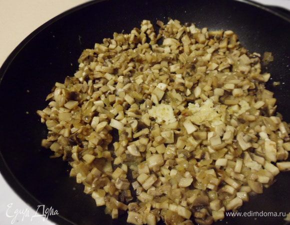Добавить грибы и жарить до выпаривания жидкости.
