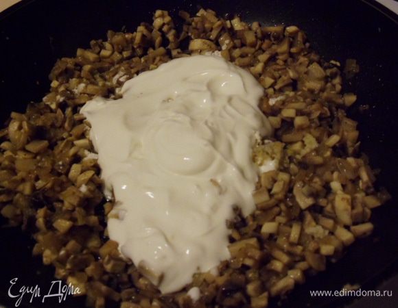 Посолить, поперчить, добавить зубчик чеснока, 3 столовые ложки майонеза, прогреть несколько минут.