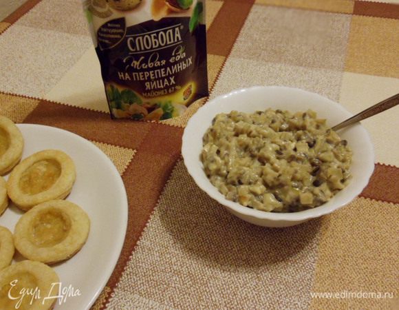 Остудить начинку.  В готовые волованчики выкладываем начинку. 