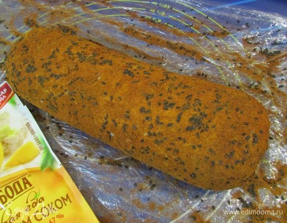 Достать рулет из холодильника, снять аккуратно пищевую пленку и прокатать его по специям.