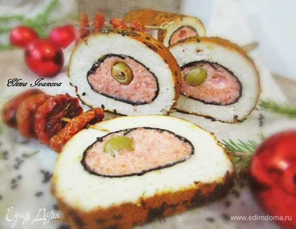 Готовый рулет нарезать на кусочки и подавать на стол.