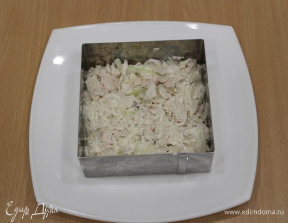 Лишнюю жидкость слить с лука, перемешать с нарезанной мелкими кубиками курицей, добавить немного майонеза, выложить в форму.