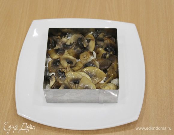 Шампиньоны обжарить, выложить слоем на курицу.