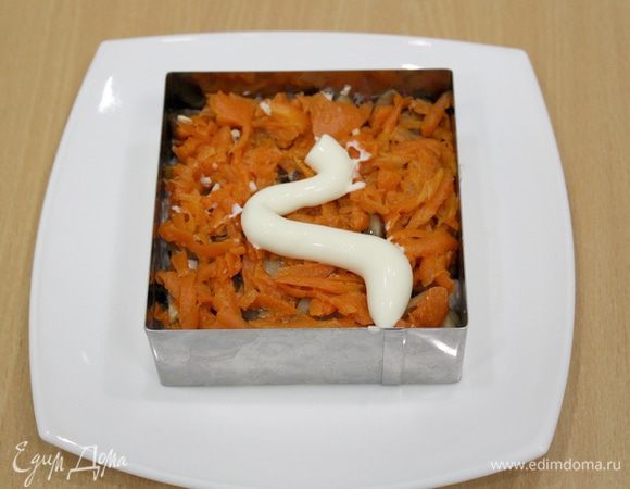 Морковь натереть на терке, смазать майонезом.