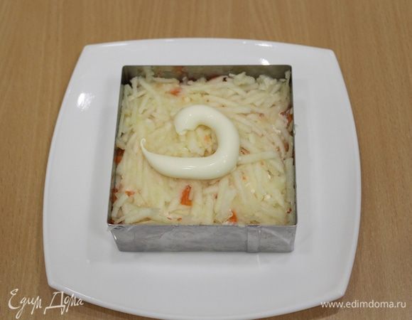 Яблоки очистить, натереть на терке, уложить поверх моркови.