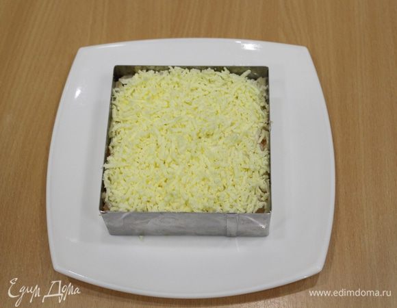 Желток яйца натереть на мелкой терке, выложить на яблоки.