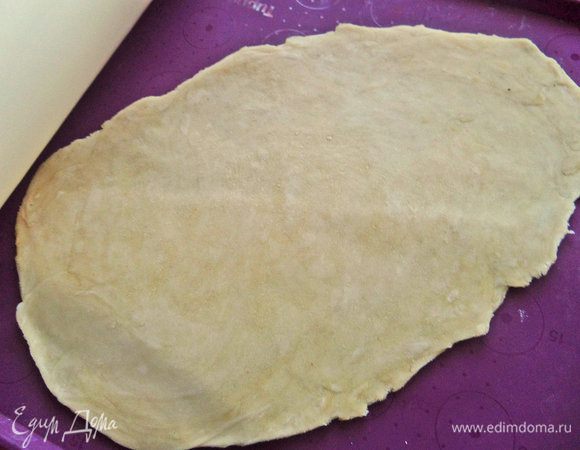 Раскатать в тонкий пласт. Можно сразу разделить на 2 части тесто и раскатать 2 пласта для 2 видов присыпки, как делала я.