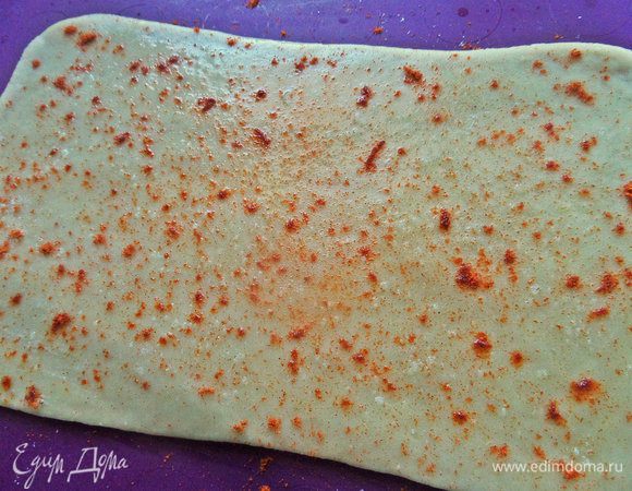 Развести в чашке ароматное масло, например, арахисовое от Biolio пополам с водой, смазать кисточкой поверхность теста.