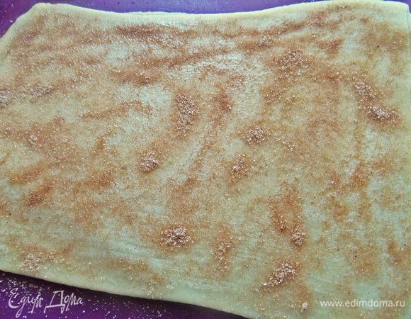 Для сладкого варианта пласт смазать маслом грецкого ореха от Biolio пополам с водой, посыпать смесью корицы и сахара по вкусу.