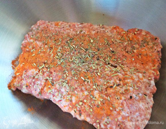 В свиной фарш добавляем специи: розмарин, паприку, кайенский острый перец.