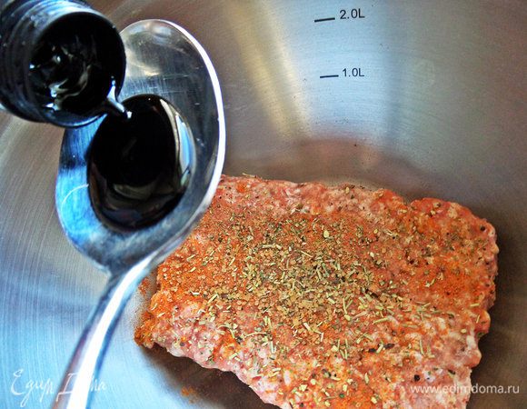 Вливаем соевый соус, кто любит. Можно вместо соли.