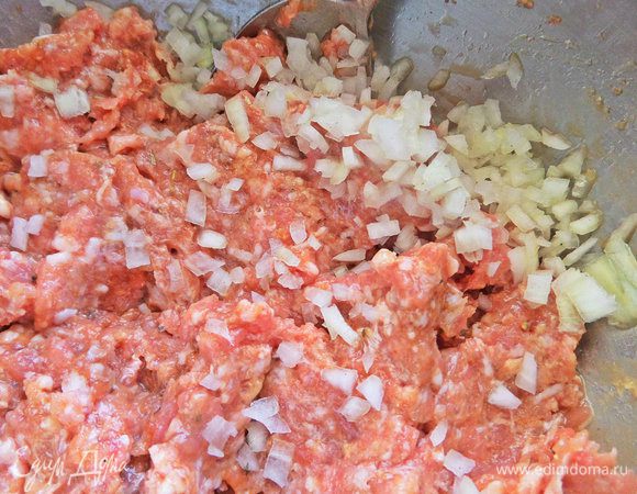 Измельчаем лук (половинка маленькой луковки).