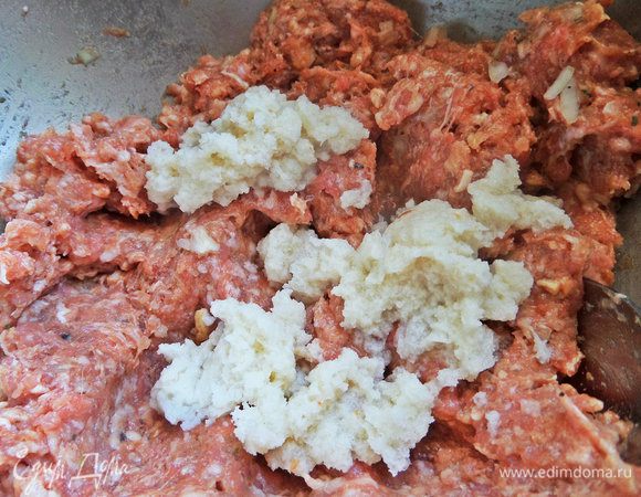 Булку-мякиш замочить в молоке или воде, переложить к фаршу.