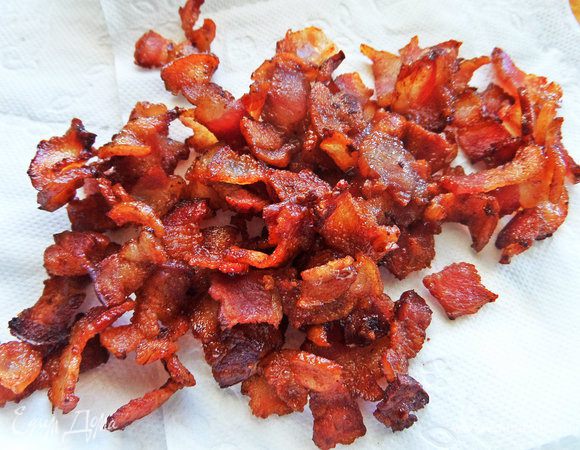 Обжарить на сухой сковороде, перенести на салфетку.