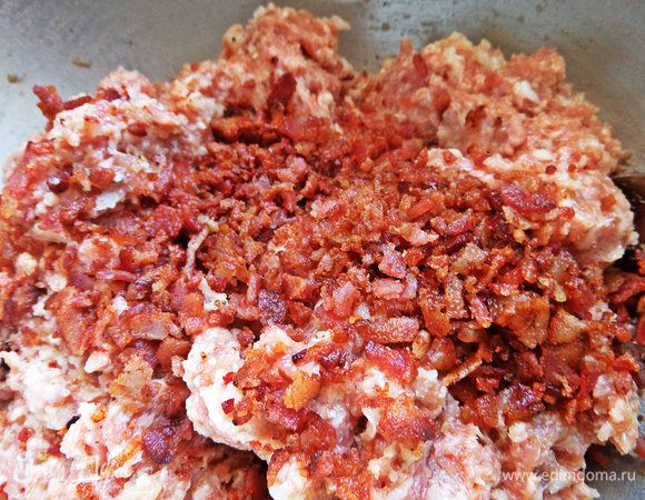 Можно порубить мельче и высыпать к фаршу. Перемешать тщательно.