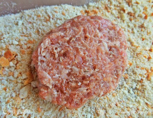 Мокрыми ладонями сформировать котлетки.