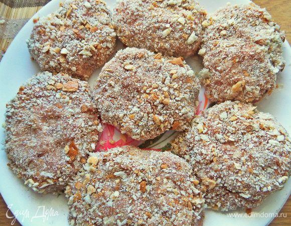 Обвалять в домашних сухарях. Вышло 7 котлет.