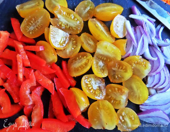 Для салата нарезать овощи.