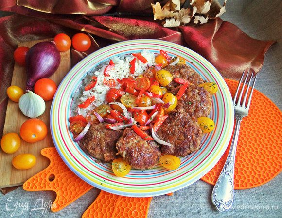 Подать котлеты с рисом, украсить в центре салатом.