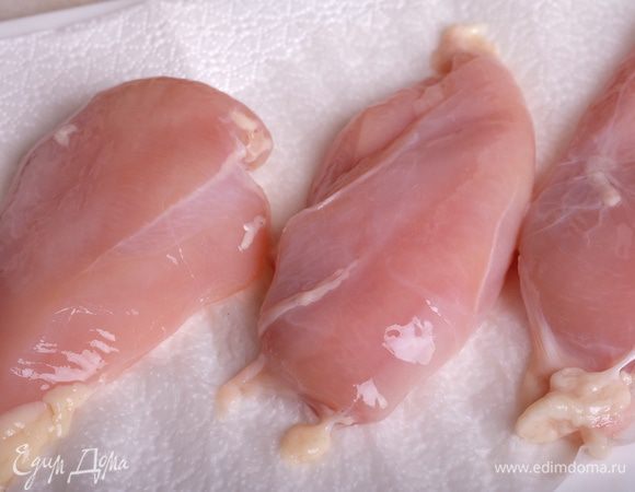 Куриное филе помыть и обсушить. Перепелиные яйца сварить вкрутую и почистить. Салат айсберг порвать на небольшие кусочки и обсушить.