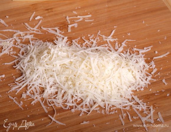 Пармезан натереть на мелкой терке.