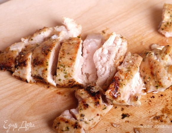 Нарезать готовое филе на ломтики.