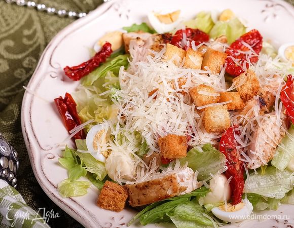 Вкусный, красивый и сытный салат готов!