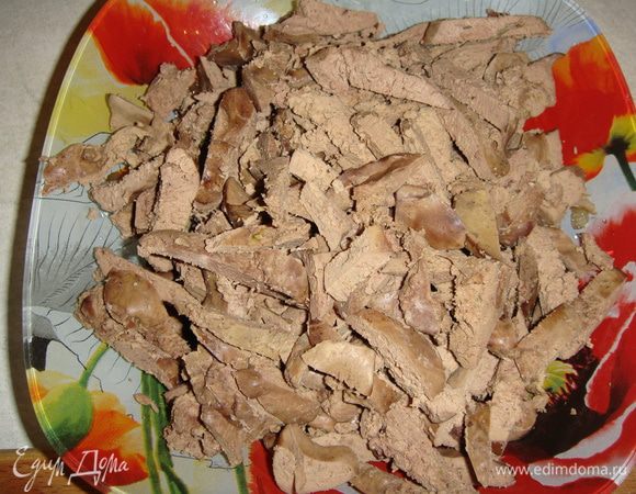 Печень отварить в подсоленной воде, остудить и нарезать соломкой.