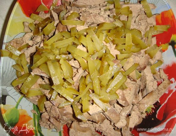 Огурец нарезать тонкой соломкой.