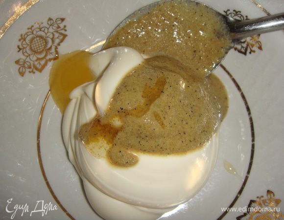 Для заправки смешать майонез, горчицу и мед. Все смешать.