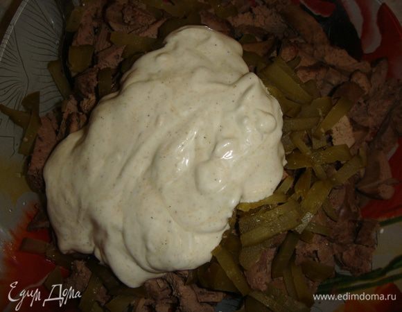 Заправку выложить в салат и перемешать.