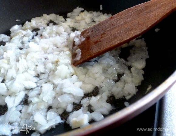 Крупную луковицу почистим, мелко нарежем и потомим на растительном масле до мягкости. Ни в коем случае не зажаривайте. 