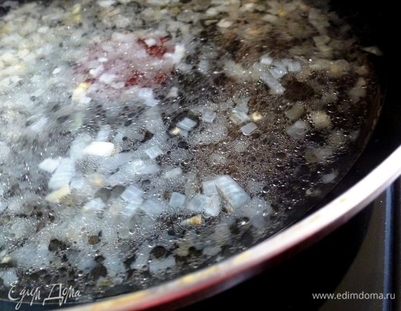 Добавим воду и доведем до кипения. Посолим.