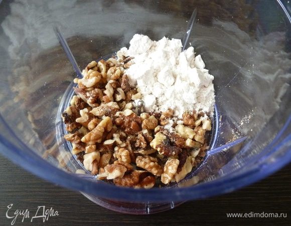 Смешаем грецкие орехи и муку в блендере.