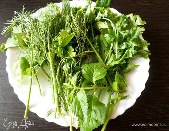 Большой пучок разной зелени сполоснем водой, промокнем бумажным полотенцем. Измельчаем в блендере или мелко-мелко нарезаем.