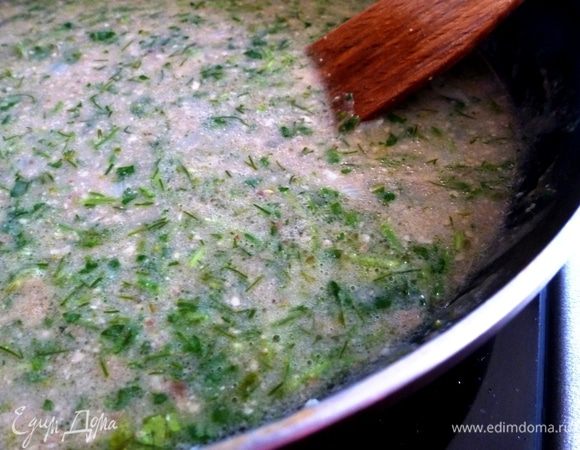 Развести орехово-мучную смесь в воде, добавить перец чили (кусочек), тщательно размешать комочки и потомить минут 10 на слабом огне. Следите, чтобы не пригорело! Добавить всю нарубленную зелень, довести до кипения и выключить плиту. Накрыть крышкой и дать настояться 3 — 5 минут.