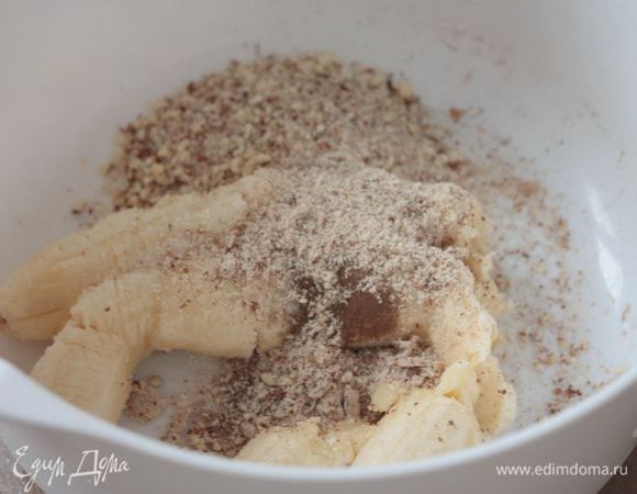 Разомните бананы до состояния однородного пюре с корицей, миндалем и сахаром.