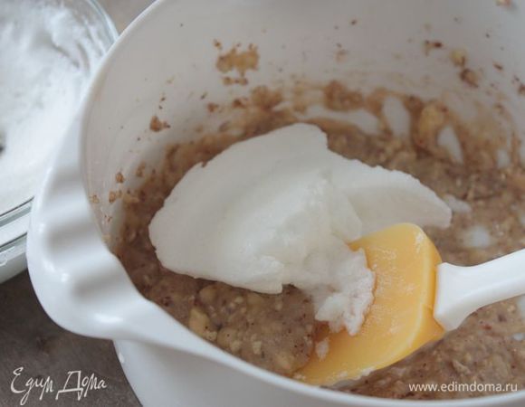 Взбейте белки до твердых пиков и аккуратно перемешайте вместе с банановым пюре, чтобы они не потеряли свою пышность. Для этого добавляйте их в пюре в несколько заходов, каждый раз аккуратно вымешивая смесь от середины к краям.